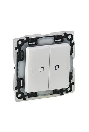 LEGRAND Valena Life Doppelwechselschalter beleuc htet IP44 Farbe: Ultraweiß