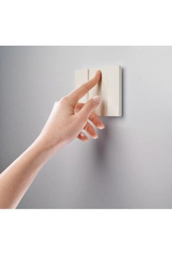 BTICINO LivingNow Wechselschalter in 2-moduliger Ausführung mit Steckklemmen