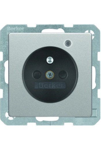 BERKER Q.x Steckdose mit Schutzkontakt und Kontroll-LED alu samt